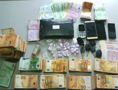 Χανιά: Κοκαΐνη και... βουνό από χαρτονομίσματα πρόδωσαν έναν 44χρονο Αλβανό και μια 32χρονη Ελληνίδα (φωτό)